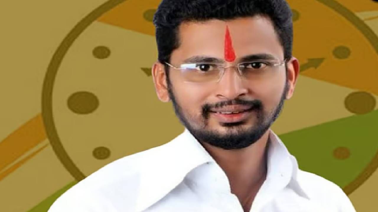NCP : अजित पवार गटाच्या तरुण पदाधिकाऱ्याच टोकाच पाऊल, सगळ्यांनाच मोठा धक्का  - Marathi News | Solapur ncp Ajit pawar nationalist youth congress party  secretary omkar hazare end his life in car ...