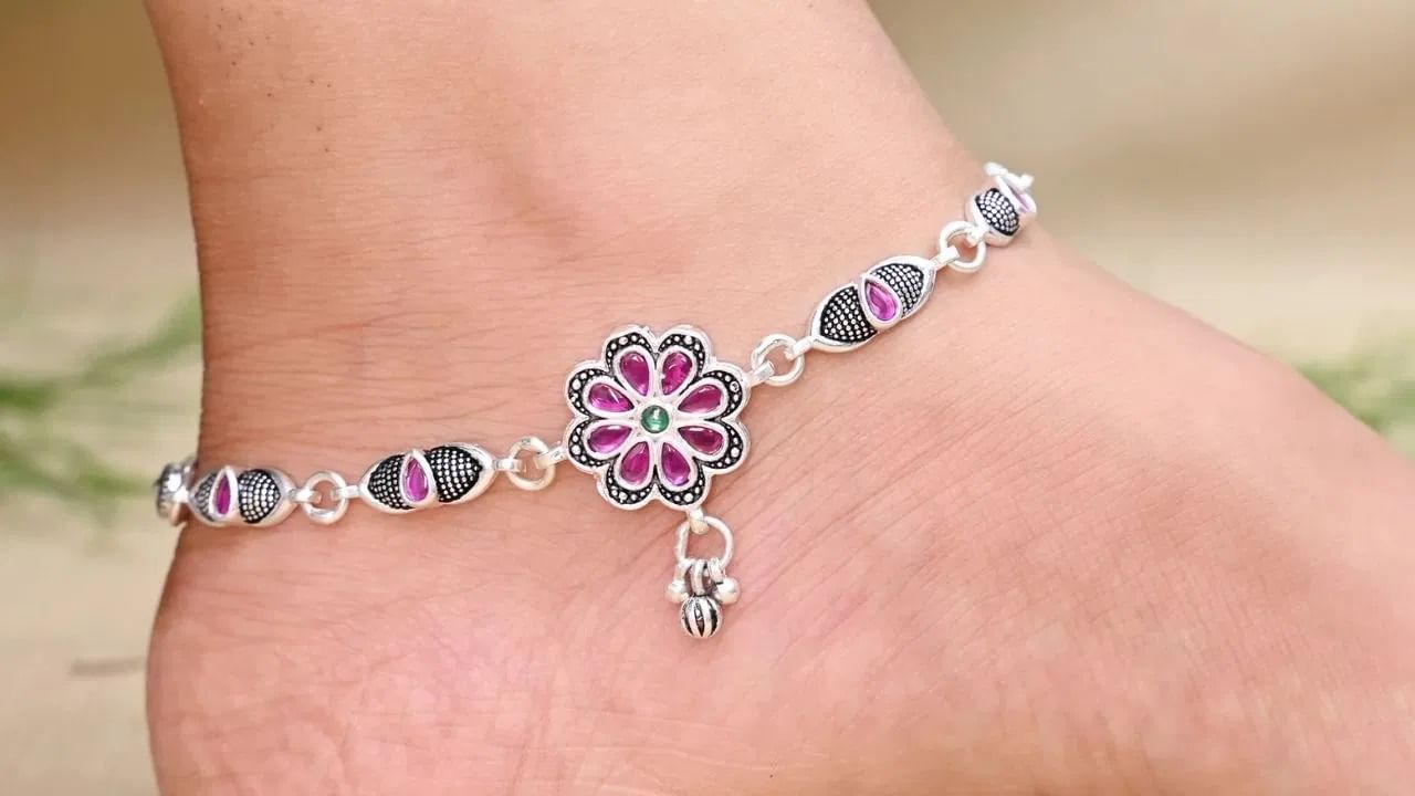 चांदीच्या पैजनचे धार्मिक महत्त्व: हिंदू धर्मात पैजन खूप शुभ मानलं जातं. ज्योतिषशास्त्रानुसार, चांदीच्या धातूपासून बनवलेले पैजन चंद्राशी संबंधित आहेत.