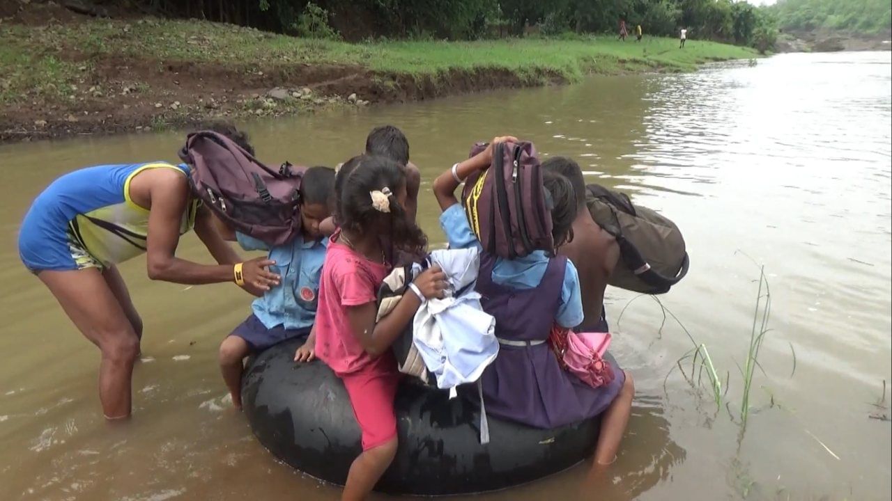पावसाळ्यात पिंजाळ नदी दुथडी भरून वाहत असताना, म्हसे गावातील विद्यार्थी शिक्षणाची आस घेऊन या प्रवाहातून मार्ग काढतात. एका टायरच्या ट्यूबवर पाच-पाच मुले बसून नदी पार करतात.