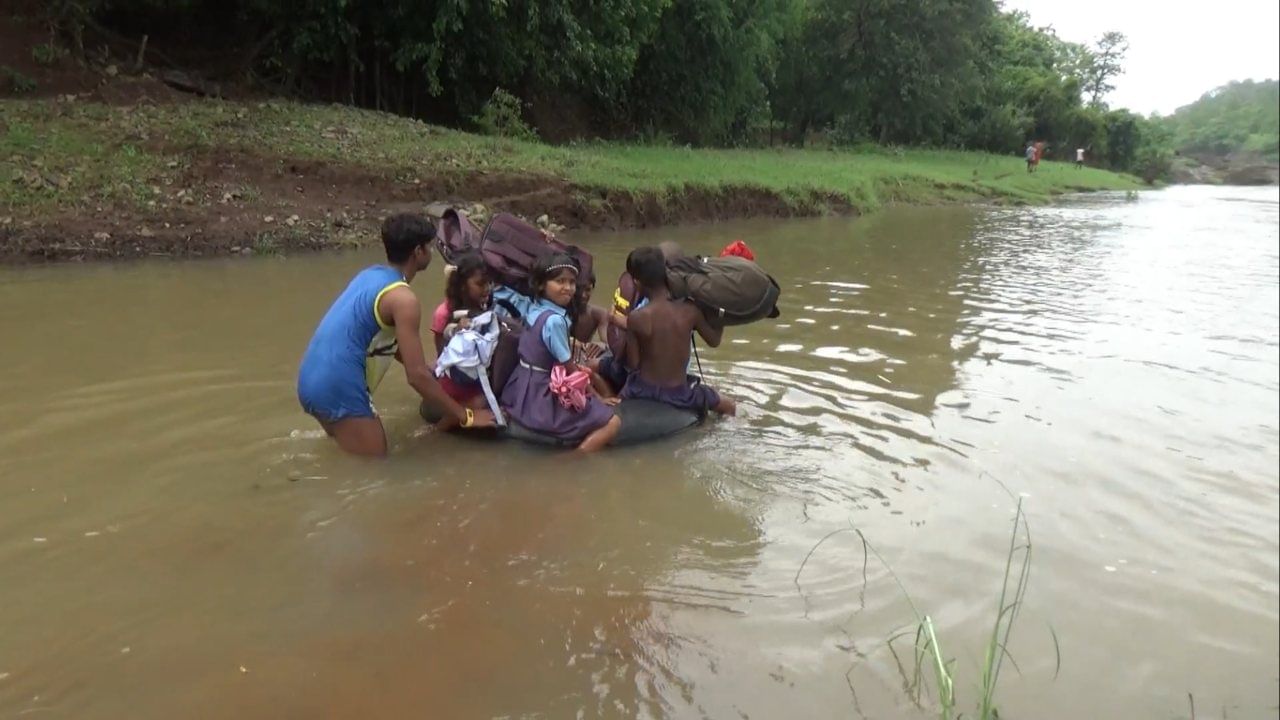 पालघरच्या आदिवासी पाड्यांमधील विद्यार्थ्यांच्या शिक्षणासाठी शासनाकडून हजारो कोटी रुपये खर्च केले जातात असे सांगितले जाते. मात्र, पालघर जिल्ह्यातील वास्तव पाहता प्रशासकीय यंत्रणा किती खिळखिळी झाली आहे, याचा प्रत्यय येतो.