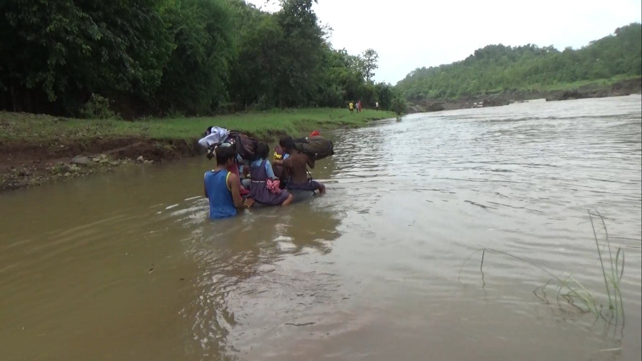 त्यांच्या डोक्यावर दप्तरे, एका हातात शाळेचा ड्रेस आणि पावसाने भिजलेली पुस्तके अशी त्यांची अवस्था असते. या चिमुकल्यांचा जीव धोक्यात घालून होणारा हा प्रवास पाहून पालकांचीही दमछाक होते. या मुलांचे काही बरे वाईट झाल्यानंतरच प्रशासनाला जाग येईल का? असा संतप्त सवाल येथील ग्रामस्थ प्रशासनाला विचारत आहेत.