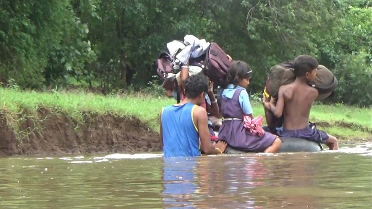 या मुलांसाठी प्रशासनाने तातडीने पुलाची मागणी पूर्ण करून हा जीवघेणा प्रवास थांबवावा, अशी आर्त मागणी या आदिवासी गावकऱ्यांकडून करण्यात येत आहे.