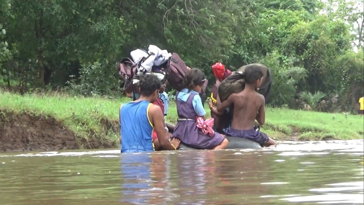 दररोज कपडे भिजत असल्याने, ही मुले सोबत एक अतिरिक्त ड्रेस घेऊन येतात. नदी पार केल्यानंतर ओले कपडे बदलून शाळेचा ड्रेस घालून ती शाळेत पोहोचतात. मुलांसोबत नदीकिनारी येऊन त्यांना टायर ट्यूबवर बसवून पालक नदीच्या दुसऱ्या तीरावर सोडतात आणि ट्यूब पुन्हा घरी घेऊन जातात.
