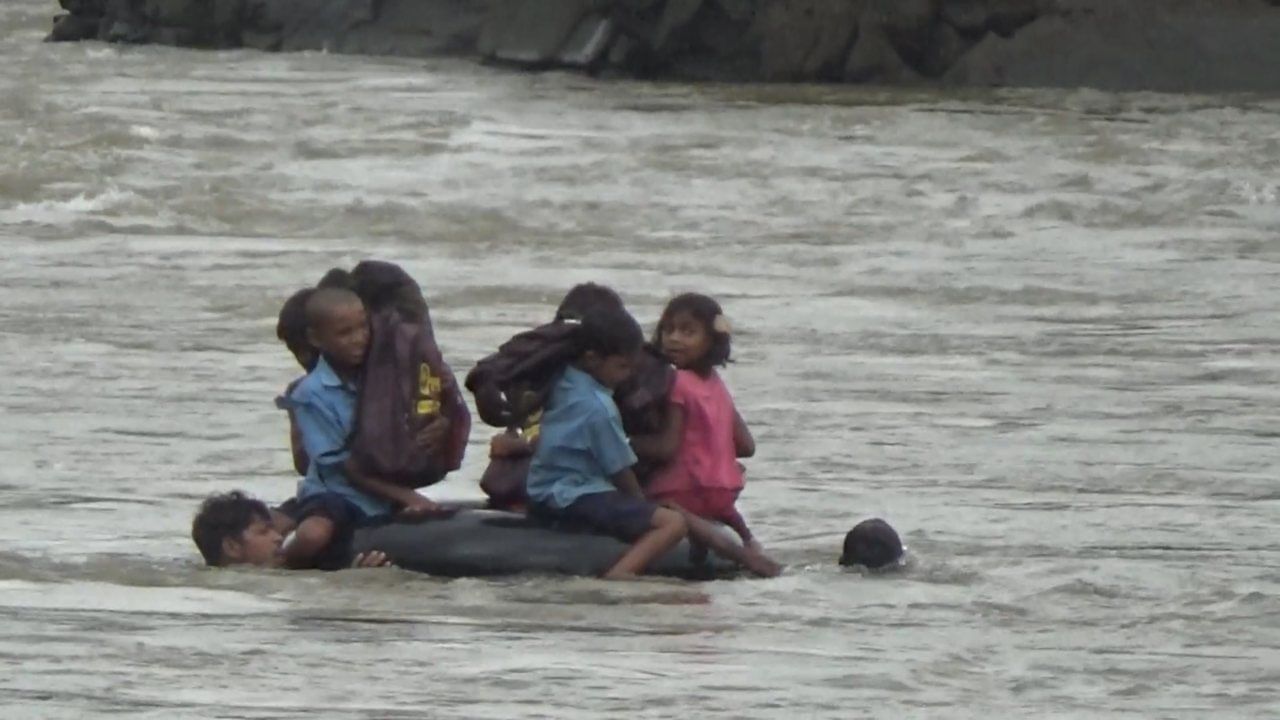 सायंकाळी मुलांची नदीकिनारी वाट बघतात आणि मुलांचा आवाज ऐकू येताच ट्यूब घेऊन त्यांना घेण्यासाठी येतात. हा संघर्ष या आदिवासी बांधवांच्या पाचवीलाच पुजलेला आहे का, असा प्रश्न त्यांना पडतो.