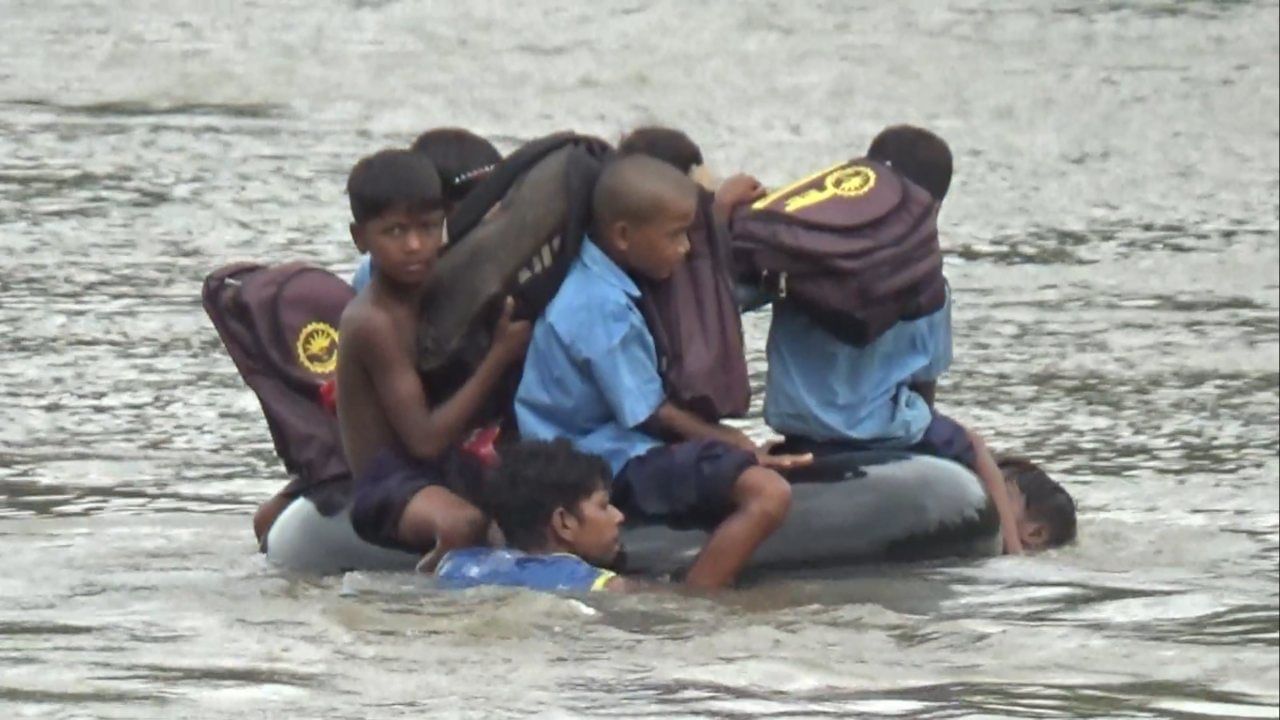 विक्रमगड तालुक्यातील म्हसे गावातील चिमुकल्या विद्यार्थ्यांना पिंजाळ नदी पार करून वाकी गावातील शाळेत जाण्यासाठी दररोज अक्षरशः टायर ट्यूबवरून जीवघेणा प्रवास करावा लागतो. ही हृदयद्रावक परिस्थिती प्रशासनावर प्रश्नचिन्ह निर्माण करत आहे.