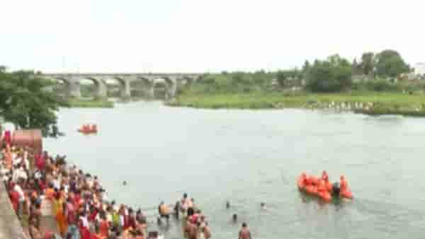Pandharpur Wari 2025 : नीरा नदीत संत ज्ञानोबा माऊलींच्या पादुकांचं स्नान; नयनरम्य दृश्य डोळ्यात साठवण्यासाठी वारकऱ्यांची गर्दी