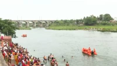 Pandharpur Wari 2025 : नीरा नदीत संत ज्ञानोबा माऊलींच्या पादुकांचं स्नान; नयनरम्य दृश्य डोळ्यात साठवण्यासाठी वारकऱ्यांची गर्दी