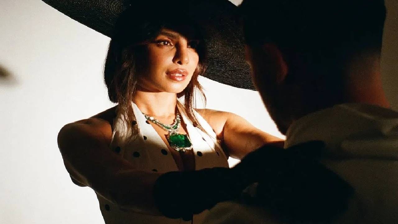 प्रियंका चोप्रा आणि निक जोनस याच लूकमध्ये मेट गाला येथे पोहोचले होते. दोघांची एकत्र एन्ट्री पाहून फॅन्सनी त्यांच्यावर प्रेम व्यक्त केलं होतं.