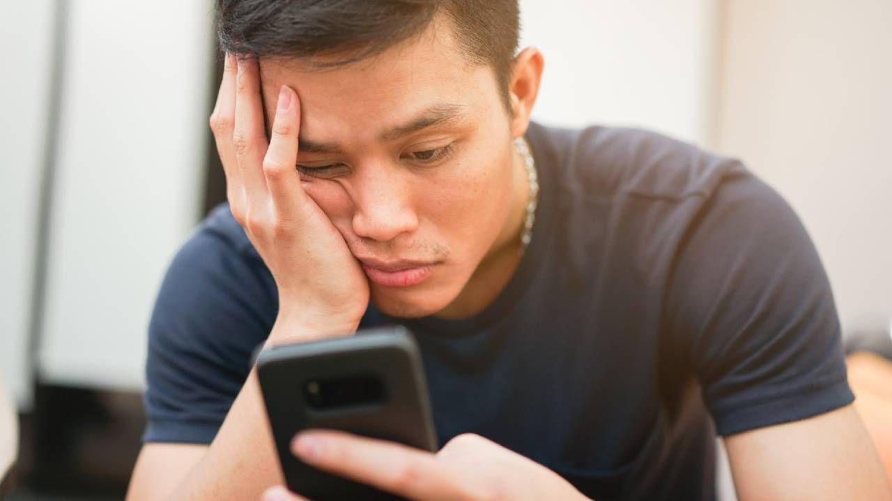 फोन सतत हँग होतोय? फक्त 'हे' बटण आठवड्यातून एकदा दाबा! फोन सतत हँग होतोय? फक्त 'हे' बटण आठवड्यातून एकदा दाबा!