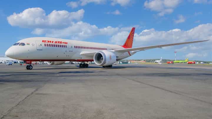 Air India : एकामागून एक सुरूच... एअर इंडियाचं विमान टेकऑफ होणार तेवढ्यात पायलटच्या लक्षात आलं अन् रेनवेवरच... Air India : एकामागून एक सुरूच... एअर इंडियाचं विमान टेकऑफ होणार तेवढ्यात पायलटच्या लक्षात आलं अन् रेनवेवरच...