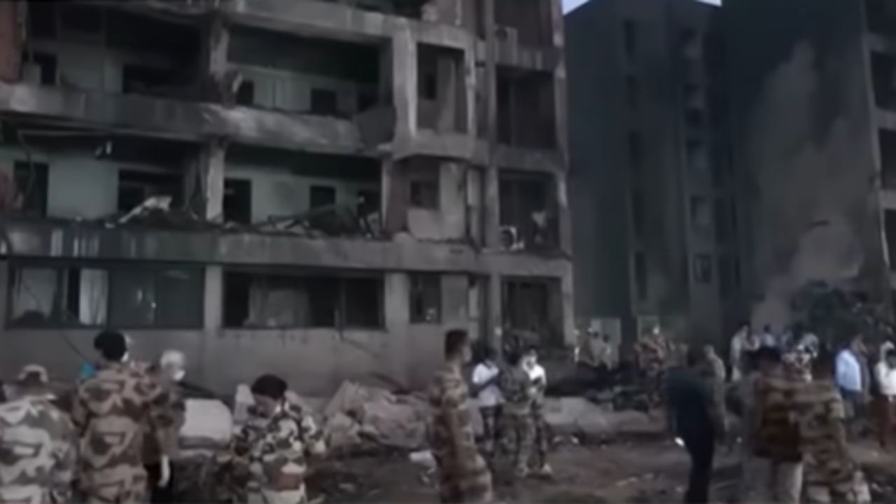 Ahmedabad Plane Crash : माझं कुटुंब वाचलं पण..; नातवासाठी आजीचा आक्रोश