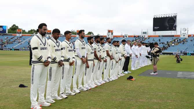 IND vs ENG : कसोटीच्या पाचव्या दिवशी दोन्ही संघाच्या खेळाडूंनी हाताला बांधली काळी पट्टी, का ते जाणून घ्या