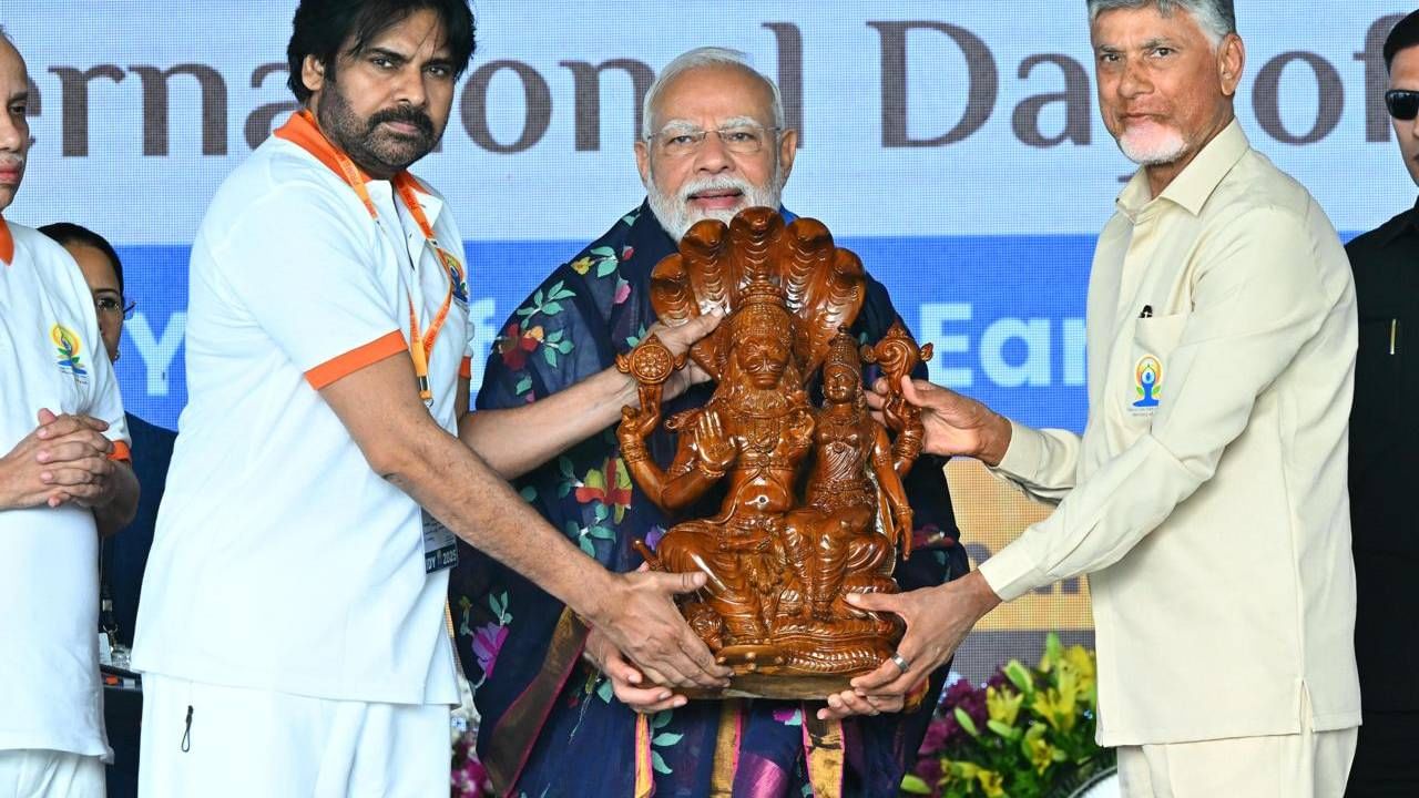 योग लोकांना जगासोबत एकतेकडे घेऊन जातो, जिथे आंतरिक शांती ही एक जागतिक धोरण बनते. आंतरराष्ट्रीय योग दिन मानवतेच्या प्राचीन पद्धतीची सुरुवात आहे असे भाषणात पंतप्रधान मोदी म्हणाले.