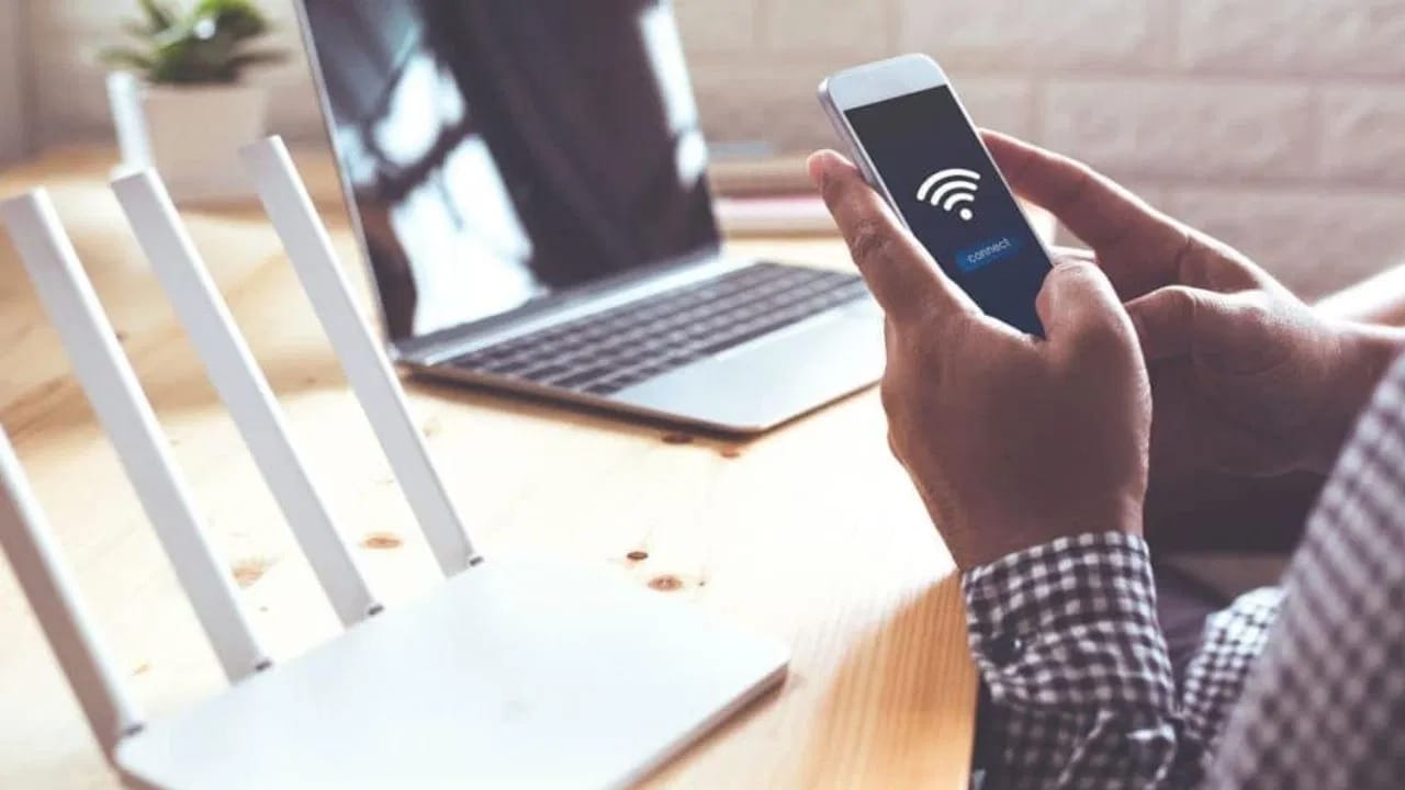 या योजनेचे एक मोठे वैशिष्ट्य म्हणजे सार्वजनिक वाय-फाय सेवा देण्यासाठी कोणत्याही प्रकारच्या परवान्याची आवश्यकता नाही. यामुळे छोटे व्यावसायिक आणि व्यक्ती सहजपणे यात सहभागी होऊ शकतात.