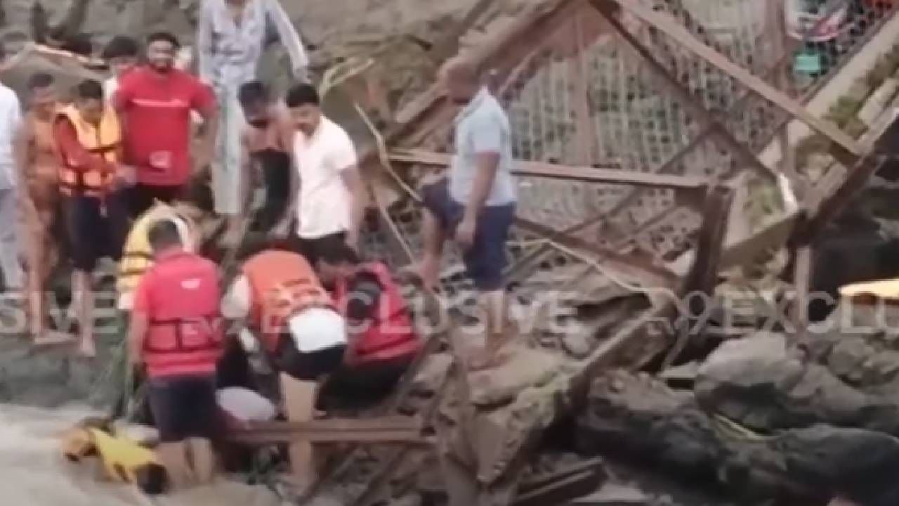 पुण्यातील मावळ येथील इंद्रायणी नदीवरील पूल कोसळला आहे. या दुर्घटनेत 20 ते 25 जण वाहून गेल्याची माहिती आहे. तसेच मुख्यमंत्री देवेंद्र फडणवीस यांनी दिलेल्या माहितीनुसार आतापर्यंत या दुर्घटनेत  दोघांचा मृत्यू झाला आहे. 