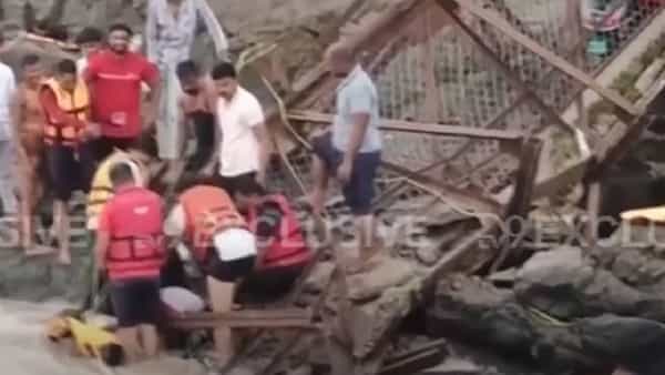 पुण्यातील मावळ येथील इंद्रायणी नदीवरील पूल कोसळला आहे. या दुर्घटनेत 20 ते 25 जण वाहून गेल्याची माहिती आहे. तसेच मुख्यमंत्री देवेंद्र फडणवीस यांनी दिलेल्या माहितीनुसार आतापर्यंत या दुर्घटनेत दोघांचा मृत्यू झाला आहे.