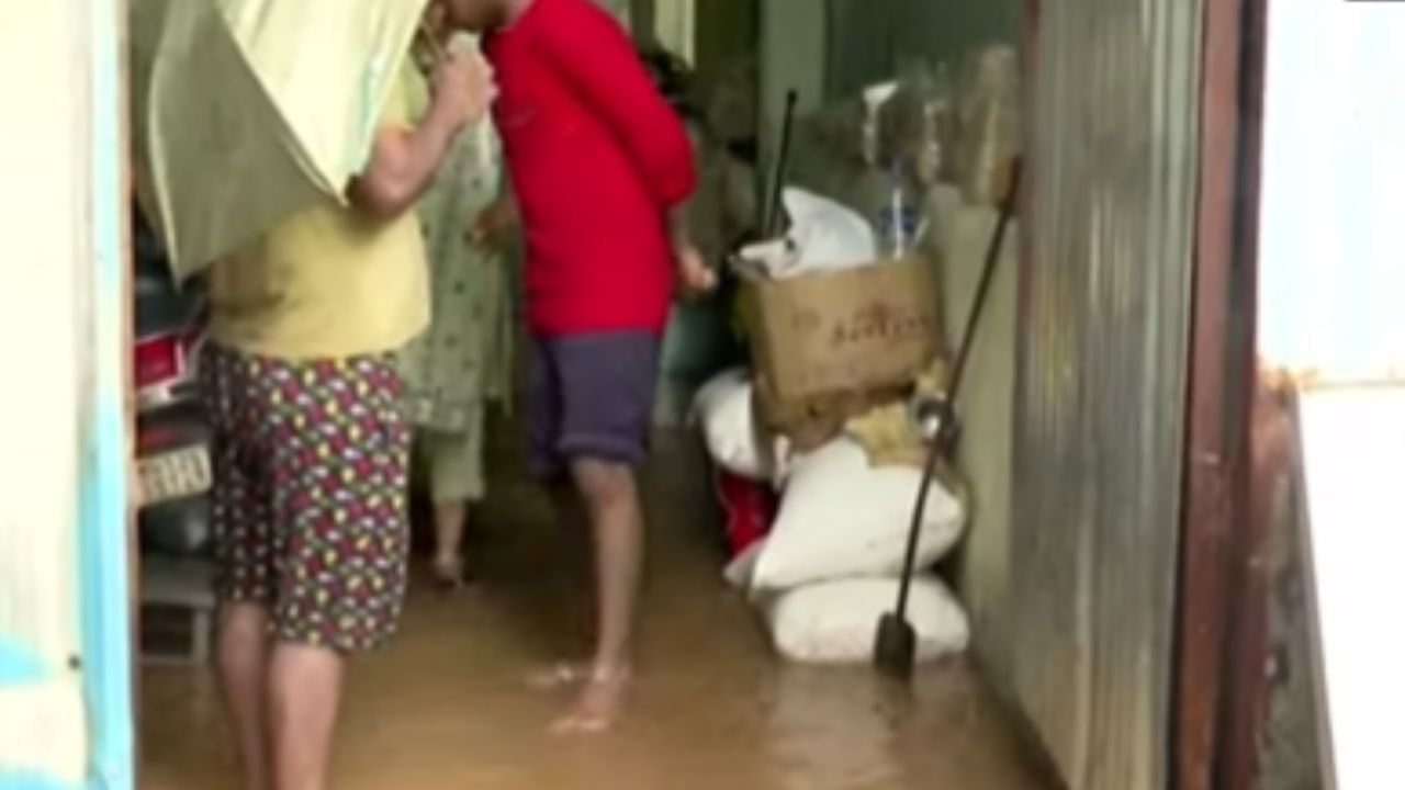 Pune Rain : पुण्याच्या हिंगणे खुर्दमधील घरात पावसाचं पाणी शिरलं; नागरिकांचे हाल Pune Rain : पुण्याच्या हिंगणे खुर्दमधील घरात पावसाचं पाणी शिरलं; नागरिकांचे हाल