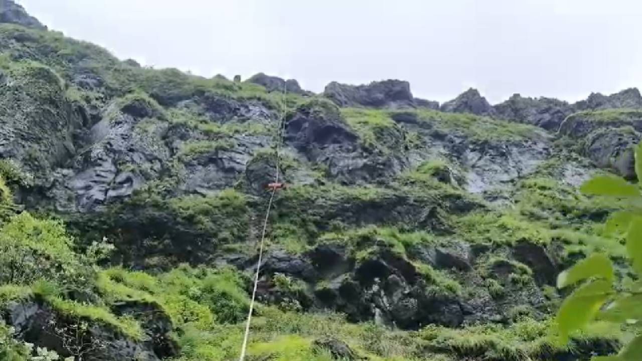कोकण कड्यावर भयंकर घडलं! तलाठी अन् अल्पवयीन मुलीची आत्महत्या? 1200 फूट खोल दरीत... कोकण कड्यावर भयंकर घडलं! तलाठी अन् अल्पवयीन मुलीची आत्महत्या? 1200 फूट खोल दरीत...