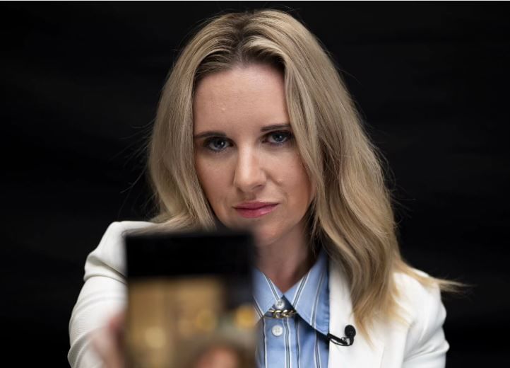 त्यांनी डीपफेक तंत्रज्ञानाचे धोकेही यावेळी सांगितले. पीडित महिलांसाठी अशा प्रकारचे फोटो हे अपमानजनक आणि धक्कादायक आहेत. या फोटोमधील महिला मी नाही हे माहीत असूनही संसदेत अशा प्रकारचा फोटो दाखवणंदेखील मला फार भयावह वाटलं आहे, असं त्यांनी संसदेत बोलून दाखवलं. 