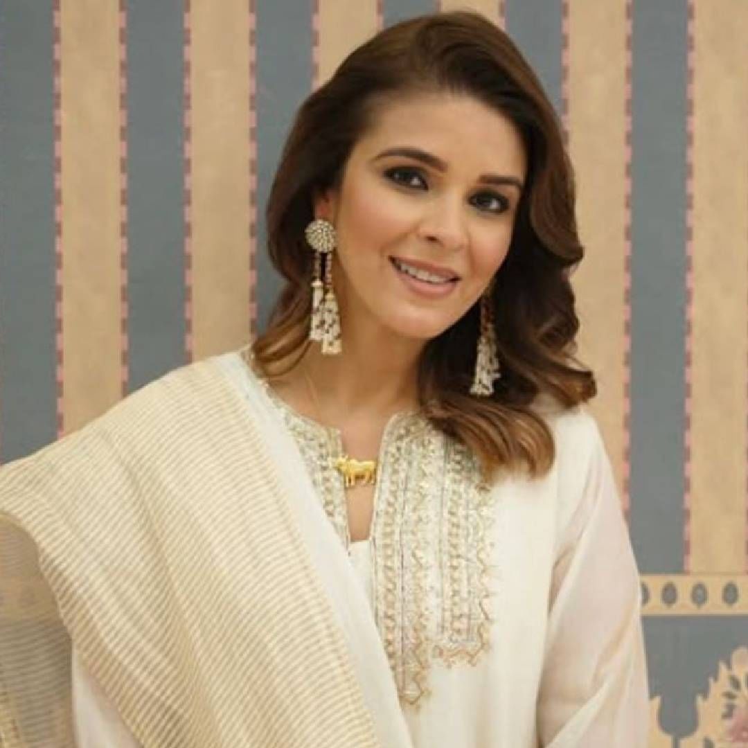 रागेश्वरीबद्दल बोलायचं झाल्यास, तिने 'मैं खिलाडी तू अनाडी', 'आँखे' यांसारख्या चित्रपटांमध्ये भूमिका साकारल्या आहेत. नव्वदच्या दशकात तिने अनेक हिट पॉप गाणीसुद्धा गायली आहेत. 
