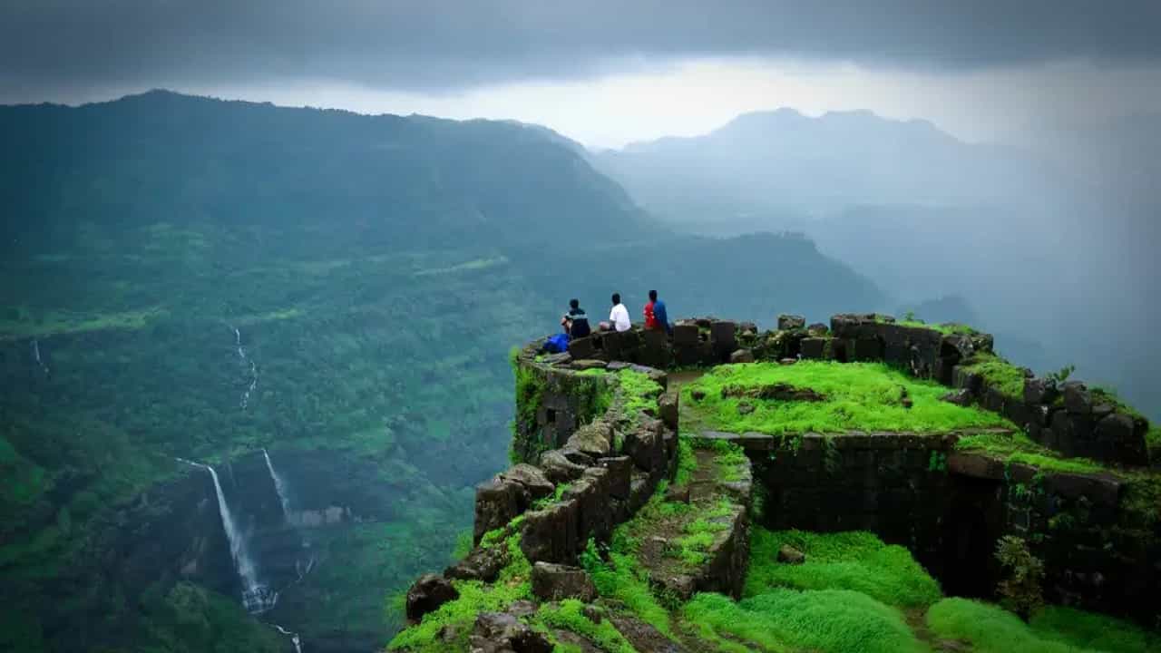 पावसाळ्यात लोणावळ्यात जाण्याचा प्लॅन करत असाल तर तेथील या ठिकाणांना नक्की द्या भेट
