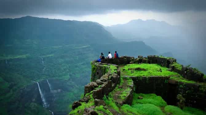 पावसाळ्यात लोणावळ्यात जाण्याचा प्लॅन करत असाल तर तेथील या ठिकाणांना नक्की द्या भेट