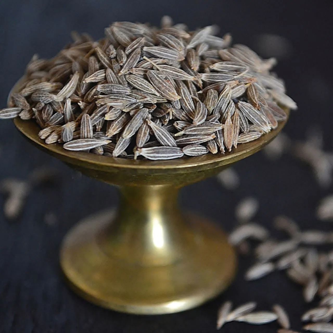 जिरे पचनासाठी खूपच उपयुक्त असते. यामुळे गॅस आणि पोटदुखी कमी होते. जर तुमच्या पोटात दुखत असेल किंवा तुम्हाला पोटदुखी किंवा पोटाशी संबंधित कोणतीही समस्या असल्यास तुम्ही जिऱ्याचा काढा बनवून प्या. यासाठी 1 चमचा जिरे भाजून ते 1 ग्लास पाण्यात उकळा. पाणी अर्धे झाल्यावर ते कोमट करुन प्या.