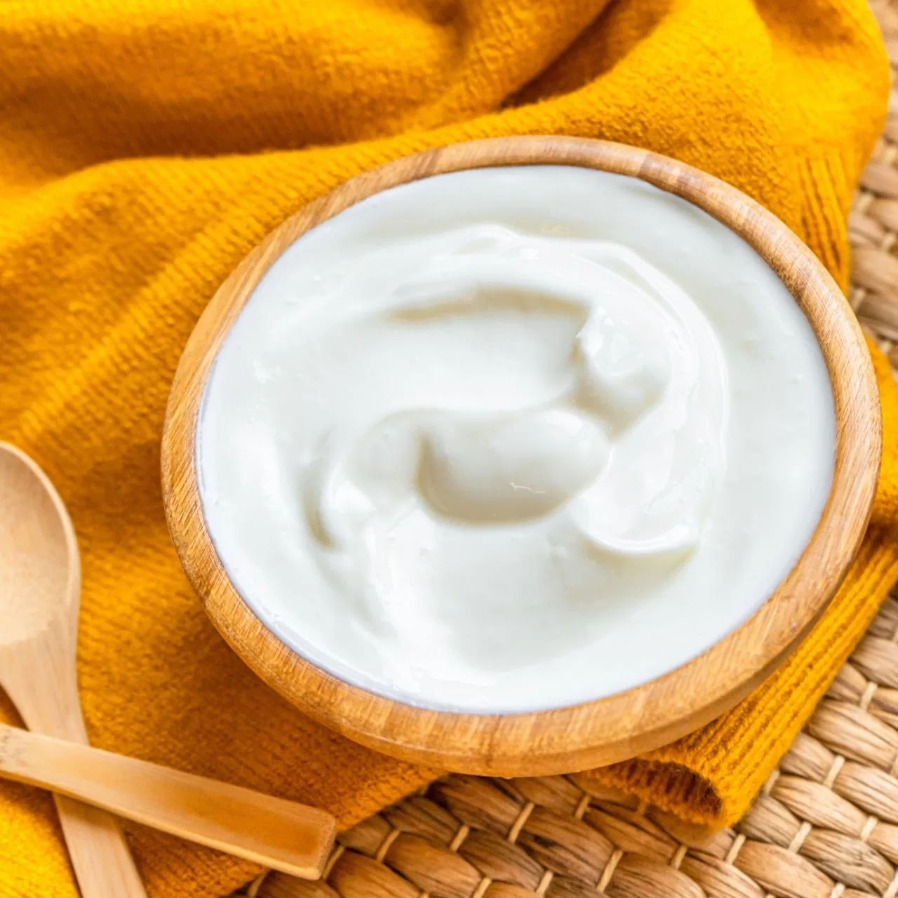 दही आणि हिंग - फूड पॉयझनिंगमुळे पोटात सूज येते. अशावेळी दही आणि हिंग यापासून तुम्हाला नक्कीच आराम देऊ शकतात. यासाठी ½ कप ताज्या दह्यात चिमूटभर हिंग आणि सैंधव मीठ मिसळून खा.