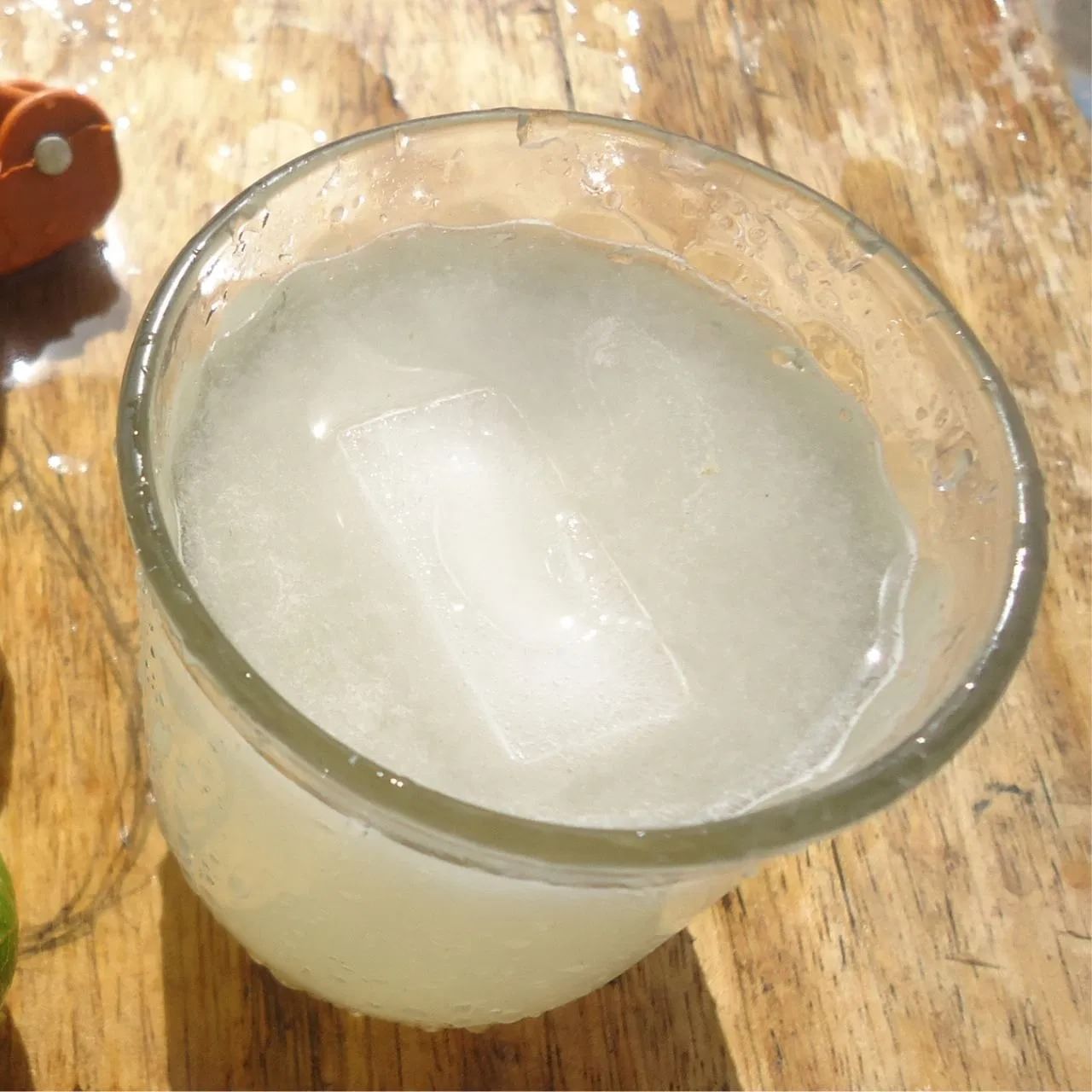 लिंबू आणि ओआरएस - उलट्या आणि जुलाबामुळे शरीरातील पाण्याची कमतरता होऊ शकते. अशावेळी लिंबू आणि ओआरएससारखे घरगुती उपाय शरीराला पुन्हा हायड्रेट करतात. यासाठी 1 ग्लास कोमट पाण्यात 1 लिंबाचा रस, चिमूटभर मीठ आणि 1 चमचा साखर मिसळून प्या.