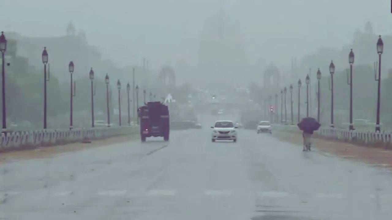 दक्षिण कोकण तसेच रायगडमध्ये मध्यम ते मुसळधार पावसाची शक्यता व्यक्त करण्यात आली आहे. 