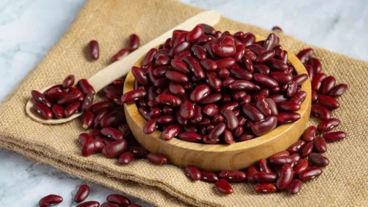 बहुतेक लोकांना राजमाची चव आवडते, पण ती पचायला जड असते. पावसाळ्यात राजमा खाल्ल्याने पोटात गॅस आणि जडपणा येऊ शकतो. म्हणून राजमा खाणे टाळावे.