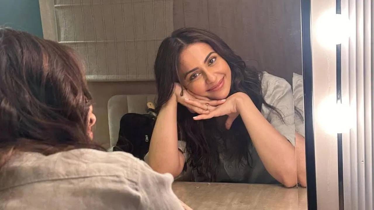 रकुल प्रीत सिंह - बॉलिवूड अभिनेत्री रकुल प्रीत सिंग तिच्या चुलबुली व्यक्तिमत्त्वासाठी आणि सौंदर्यासाठी ओळखली जाते. याशिवाय तिच्या फिटनेससाठीही अनेकजण रकुलचे चाहते आहेत. रकुल अनेकदा सोशल मीडियावर योगासनांचे व्हिडिओ शेअर करते. ती योगासनांमुळे खूप प्रेरित झाली असून अनेकदा तिचा पती जॅकीसोबत योगा व्हिडिओ बनवते.