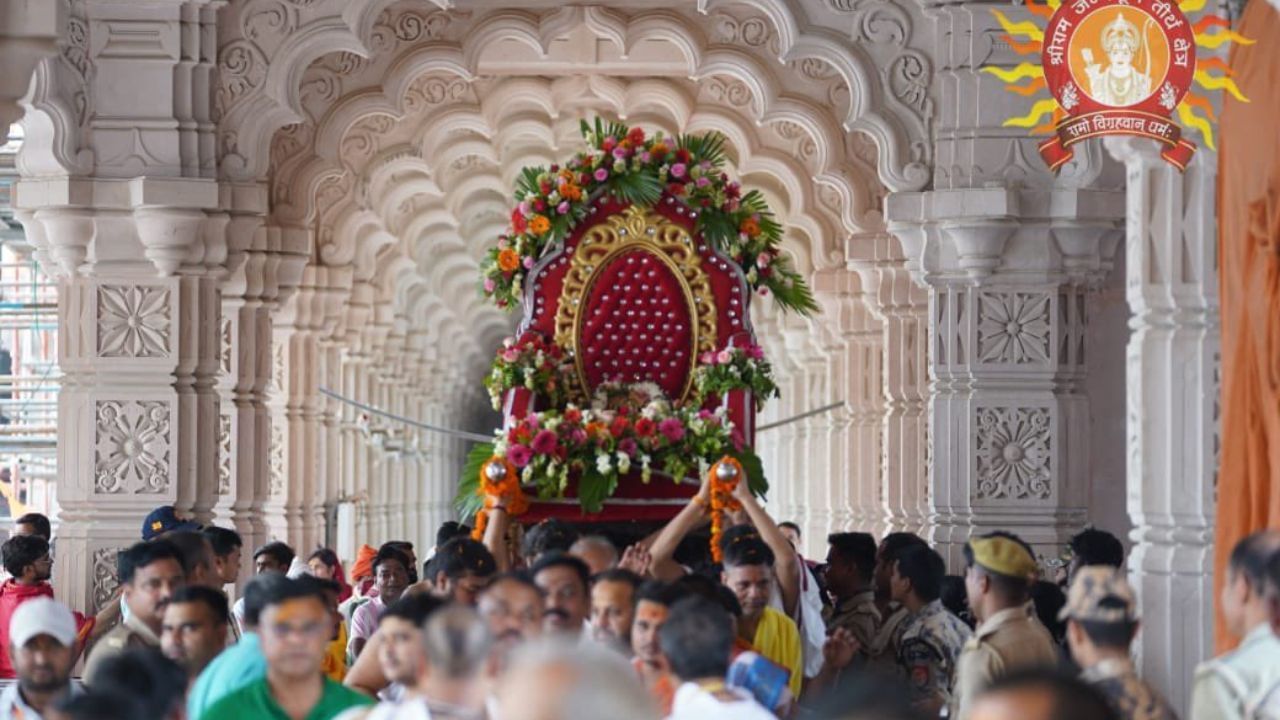 राम दरबाराची प्राणप्रतिष्ठा झाल्यानंतर रामलल्लासोबत आता राम दरबाराचे दर्शनही भाविकांना करता येणार आहे. उत्तर प्रदेशचे मुख्यमंत्री योगी आदित्यनाथ प्राणप्रतिष्ठा सोहळ्यास मुख्य अतिथी होते. अयोध्या आणि काशीमधील 101 आचार्य वैदिक मंत्रांचे धार्मिक अनुष्ठान करत आहे. 