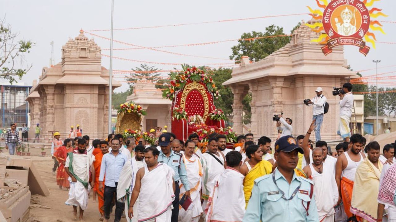 प्राणप्रतिष्ठा सोहळ्यासाठी मंदिर परिसर सजवण्यात आला आहे. संपूर्ण वातावरण वैदिक मंत्रांनी उर्जामय झाले आहे. आठ मूर्तींना पहिल्या दिवशी शैय्याधिवास करण्यात आले होते. त्यांना सकाळी 6:45 वाजता चेतन अवस्थेत आणण्यात आले. त्यानंतर त्यांचे जलस्नान करुन वैदिक मंत्रांचा जाप सुरु झाला. 