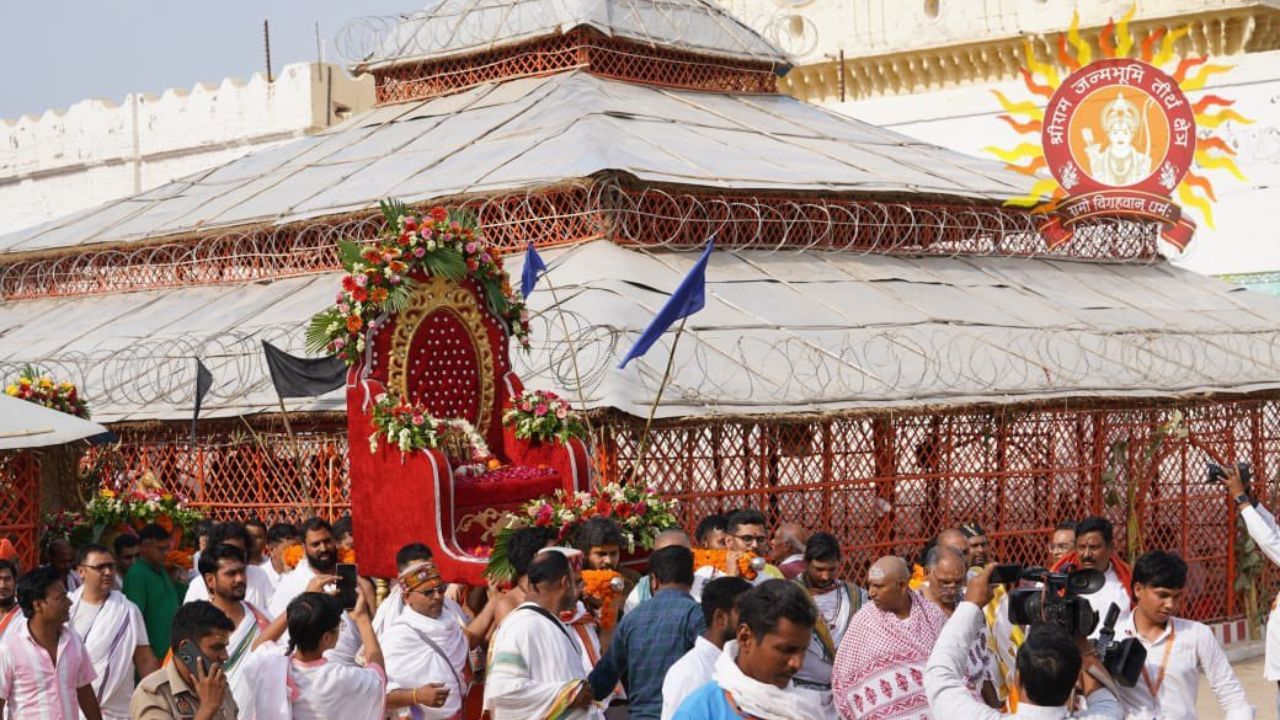 श्री रामजन्मभूमी येथे नव्याने बांधण्यात आलेल्या भव्य राम मंदिराच्या पहिल्या मजल्यावर राजदरबारात भगवान राम यांची मूर्ती विराजमान झाली आहे. पहिल्या मजल्याचे बांधकाम पूर्ण झाल्यानंतर त्यात राम दरबार स्थापन करण्यात आला आहे आणि त्याची प्राण प्रतिष्ठापना आज करण्यात आली.