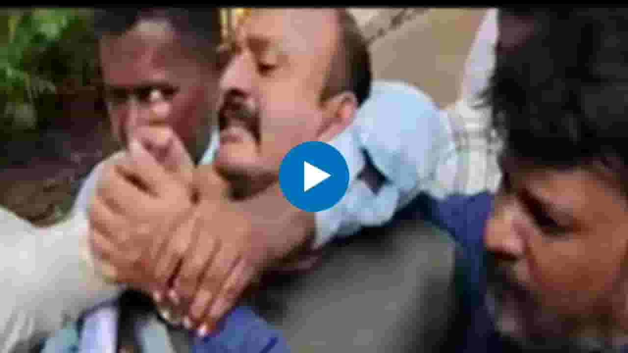 Ranjeet Kasle : रणजित कासलेकडून सरकारविरोधात घोषणाबाजी; पोलिसांकडून तोंड दाबण्याचा प्रयत्न