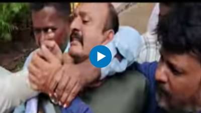 Ranjeet Kasle : रणजित कासलेकडून सरकारविरोधात घोषणाबाजी; पोलिसांकडून तोंड दाबण्याचा प्रयत्न