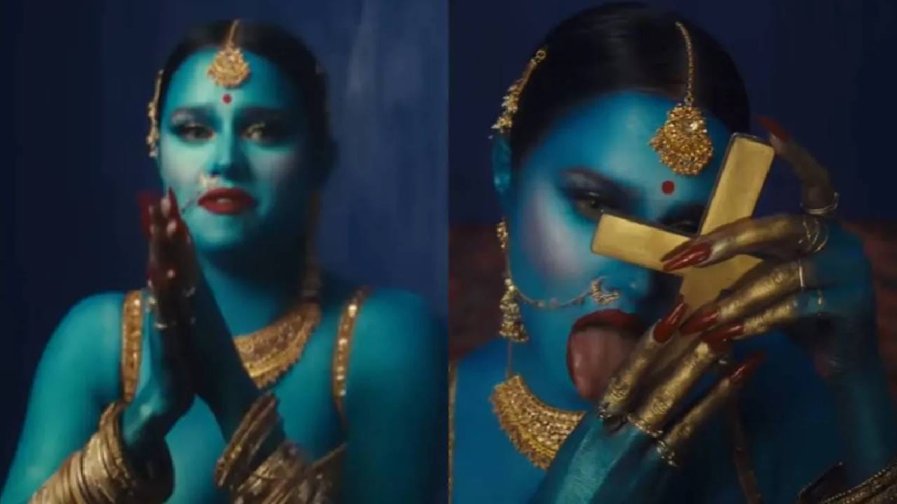गायिकेची विचित्र कृती, देवी कालीसारखा मेकअप अन् हातात क्रॉस; खवळले ...