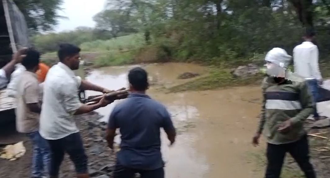 दरम्यान, कुत्रे मृतदेहाचे लचके तोडत असल्याचे काही युवकांनी पाहिले आणि अर्धवट जळालेला मृतदेह पाण्याबाहेर आणून पुन्हा अंत्यसंस्कार केले.