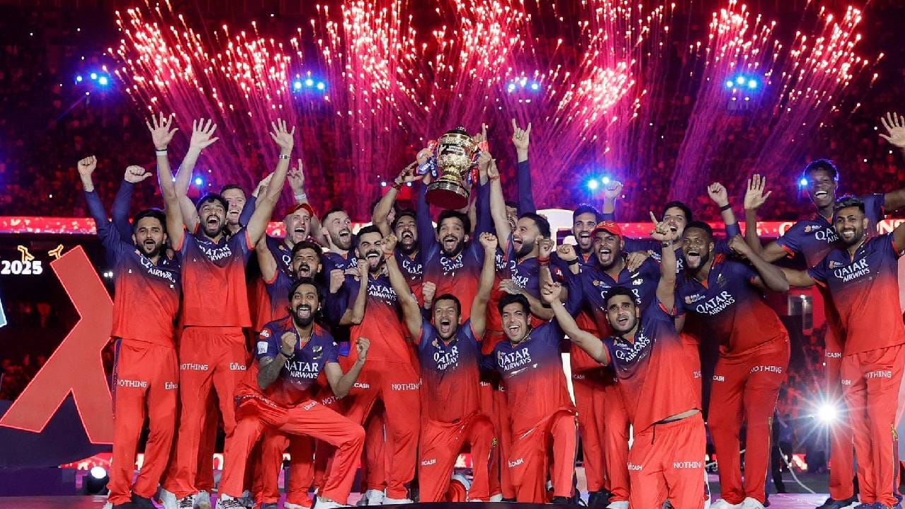 विविध रंग, जय -पराजय, लक्षात राहणाऱ्या खेळी दाखवून अखेर आयपीएल 2025 चा हा सीझन संपला आहे. या वर्षी विराट कोहलीच्या रॉयल चॅलेंजर्स बंगळुरूने 18 वर्षांनी पहिल्यांदाच आयपीएल ट्रॉफी जिंकली. ( photos : Social Media)