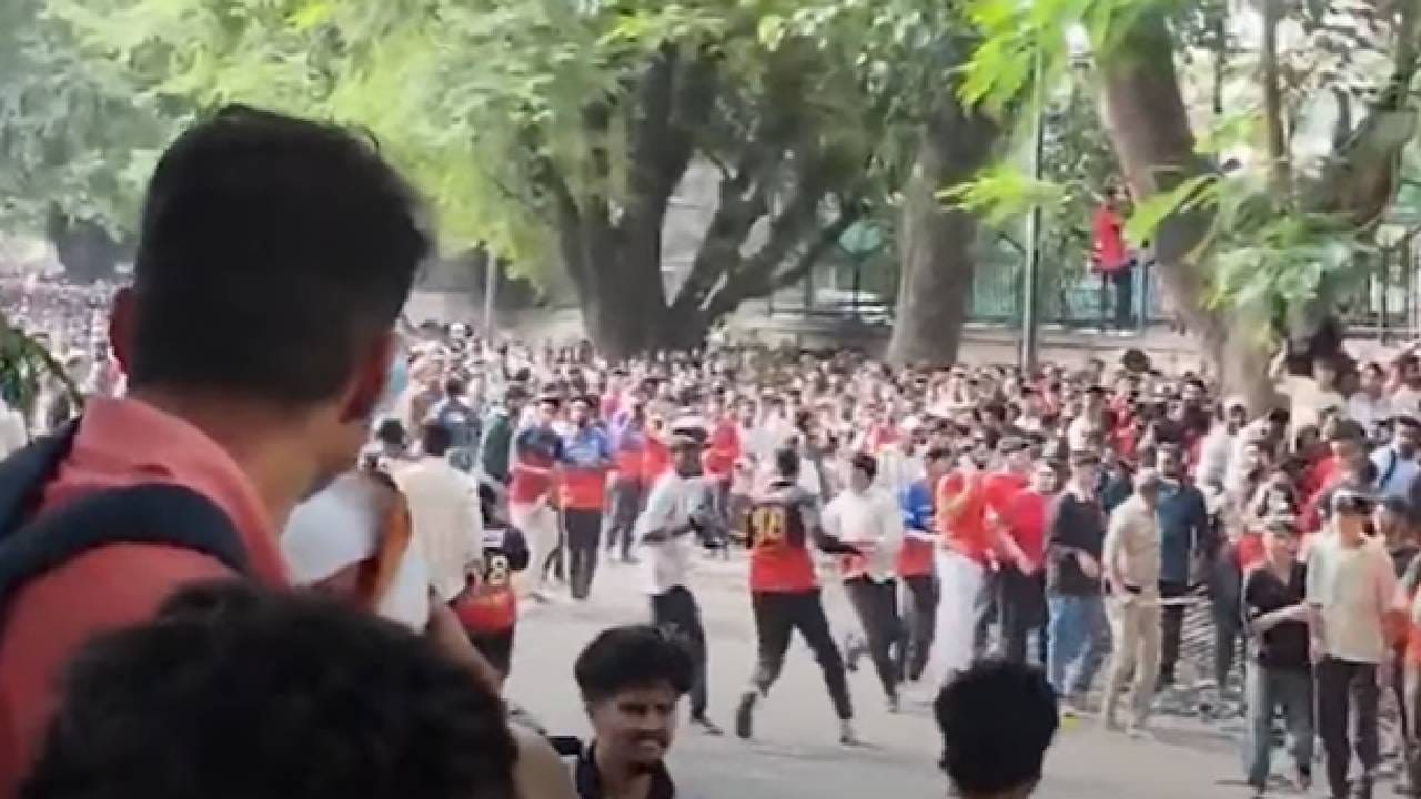 या चेंगराचेंगरीत आतापर्यंत एकूण 8 जणांचा मृत्यू झालाय. अपेक्षेपेक्षा जास्त लोक जमल्यामुळे ही दुर्दैवी घटना घडली आहे. पोलिसांनी या गर्दीला पांगवण्यासाठी लाठीमार केला. मात्र गर्दीवरील नियंत्रण सुटल्याने ही चेंगराचेंगरी झाली. 