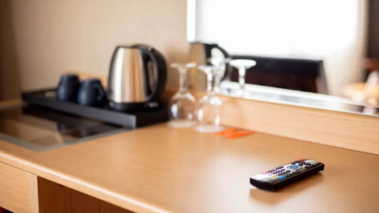 रिमोटला हातही लावू नका : तसेच हॉटेलमधील रिमोटसारख्या गोष्टींनाही हात लावणे टाळावे. हॉटेलच्या खोल्यांमधील टीव्ही रिमोट स्वच्छ केलेले नसतात. त्यामुळे त्यामध्ये भरपूर जंतू असतात.म्हणूनच रिमोटला वगैरे चुकूनही हात लावू नका. 