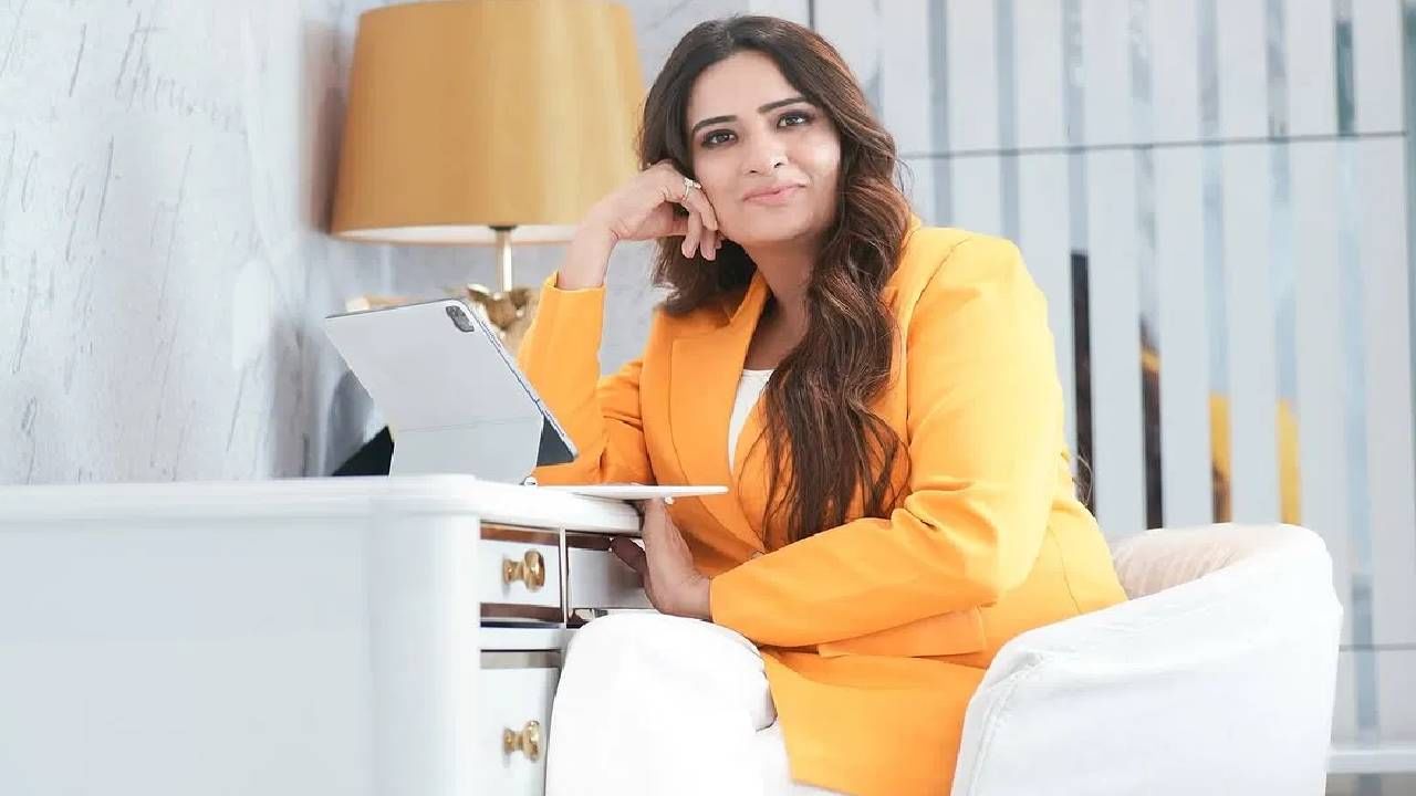 रिपोर्ट्सनुसार, रेशू जैन सध्या बिर्ला ओपन माइंड्स इंटरनॅशनल स्कूलमध्ये MD आहे. पेशाने फिजियोथेरेपिस्ट आहे. सोशल मीडियावर तिची मोठी फॅन फॉलोइंग आहे. अंकिता लोखंडे आणि तिच्यामध्ये खूप चांगली बॉन्डिंग आहे.   