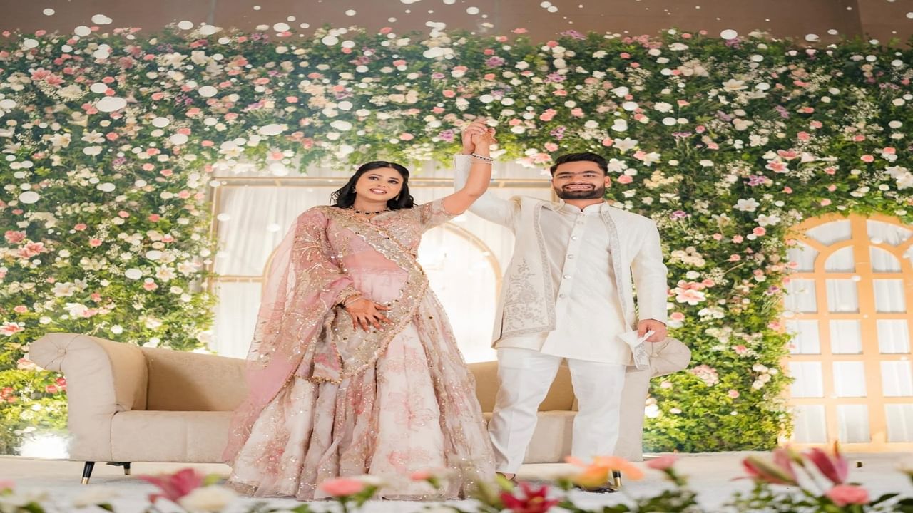 टीम इंडियाचा स्टार क्रिकेटर रिंकु सिंह आणि सपा खासदार प्रिया सरोज यांचा रविवारी 8 जून रोजी लखनौमधील एक पंचतारांकित हॉटेलमध्ये शाही साखरपुडा समारंभ पार पडला. त्यांनतर सोशल मीडियावर रिंकु सिंह आणि प्रिया सरोज या दोघांपैकी श्रीमंत कोण? अशी चर्चा रंगली आहे. त्याबाबत आपण जाणून घेऊयात. (Photo Credit : @PriyaSarojMP X Account)