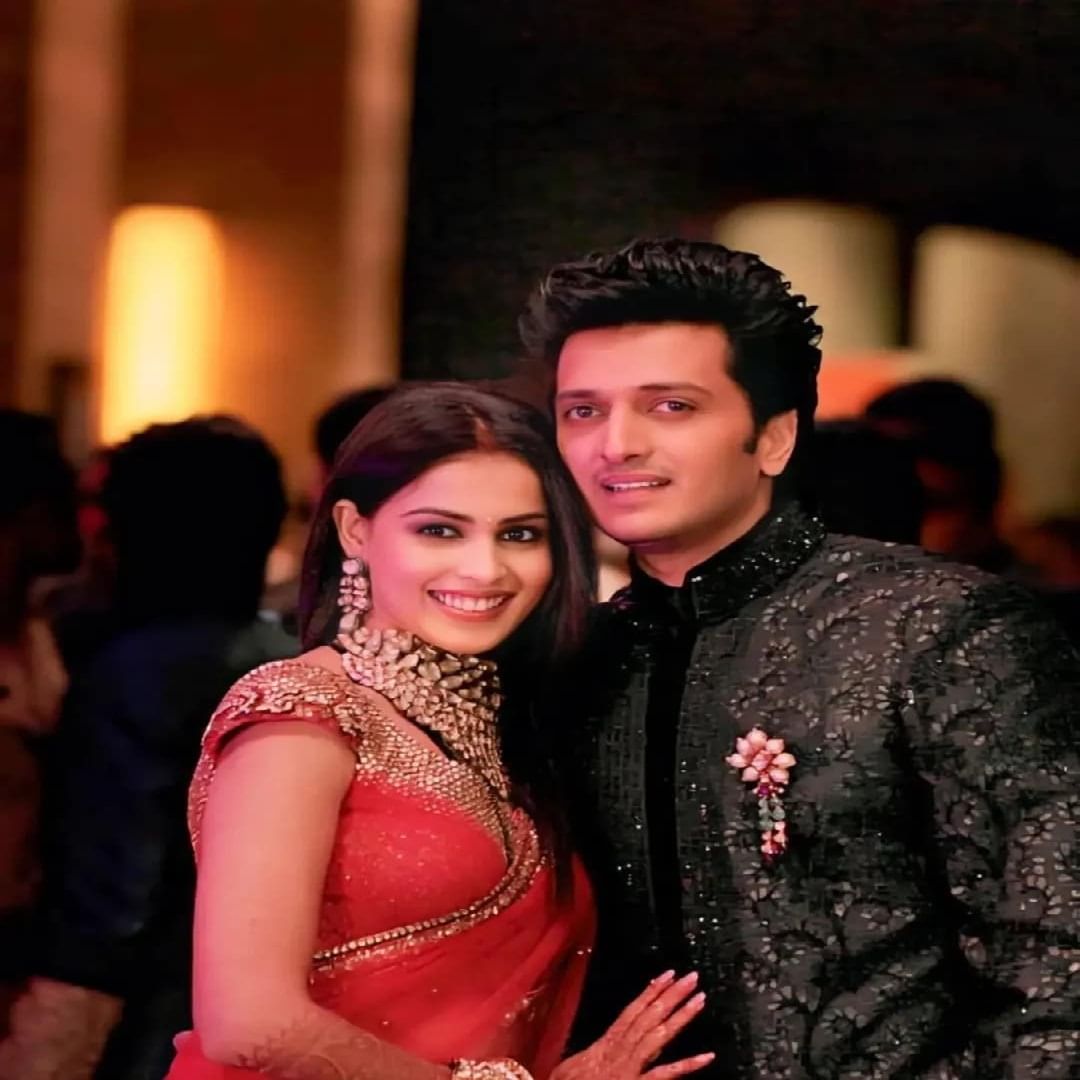 रितेश आणि जिनिलिया सोशल मीडियावर कायम सक्रिय असतात. सोशल मीडियावर दोघांच्या चाहत्यांची संख्या देखील फार मोठी आहे. दोघे सोशल मीडियाच्या मााध्यमातून चाहत्यांना कपल गोल्स देत असतात.