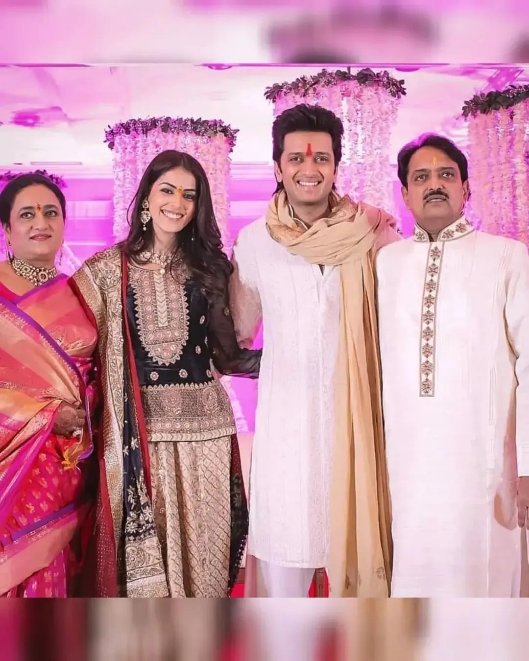 रिपोर्टनुसार. रितेश आणि जिनिलिया यांच्या लग्नासाठी अभिनेत्याचे वडील आणि माजी मुख्यमंत्री विलासराव देशमुख यांनी मान्यता नव्हती.