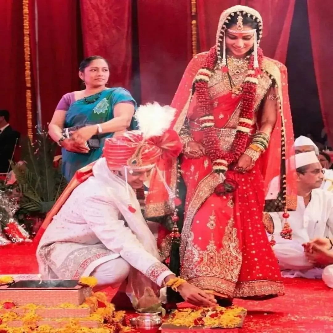 अखेर, 3 फेब्रुवारी 2012 मध्ये हिंदू पद्धतीत रितेश आणि जिनिलिया विवाहबंधनात अडकले. त्यानंतर दुसऱ्या दिवशी चर्चमध्ये ख्रिश्चन पद्धतीत लग्न केलं.