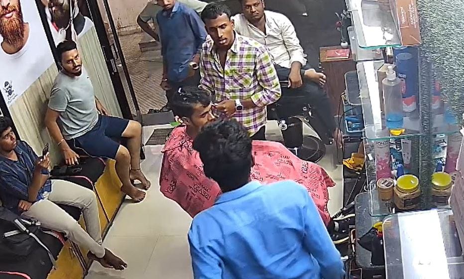 आरोपीने माझी दाढी कर तसेच डोक्यावरील केस उधारीवर काप, माझ्याकडे पैसे नाहीत, असे सांगितले. मात्र दुकानातील कर्मचाऱ्यांनी उधार सेवा नाकारल्याने हल्ला करण्यात आल्याची माहिती.