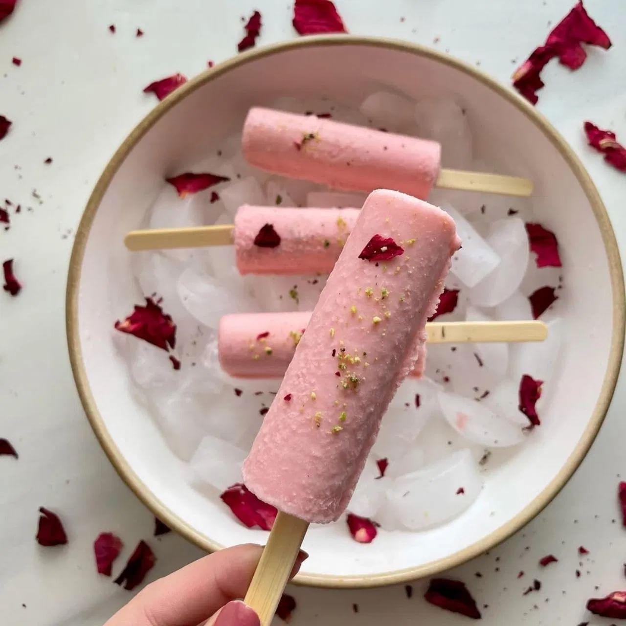 बकरी ईदच्या निमित्ताने तुम्हाला काहीतरी वेगळं ट्राय करायचं असेल तर तुम्ही रोज मलाई कुल्फी बनवू शकता. हे बनवण्यासाठी दूध घट्ट होईपर्यंत उकळा. त्यात कंडेन्स्ड मिल्क, वेलची आणि सुकामेवा घाला. थंड करा. त्यानंतर त्यात रोज सिरप मिसळा. कुल्फी मोल्डमध्ये भरा आणि ६-८ तासांसाठी फ्रीजमध्ये ठेवा. पाहुण्यांना जेवण झाल्यावर थंडगार सर्व्ह करा.