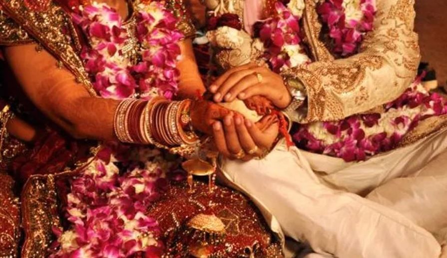 पोलिसांनी तिच्या सगळ्या टोळीला अटक केले आहे. लूट करण्याच्या या धक्कादायक प्रकारामुळे सगळीकडे आश्चर्य व्यक्त केले जात आहे. 